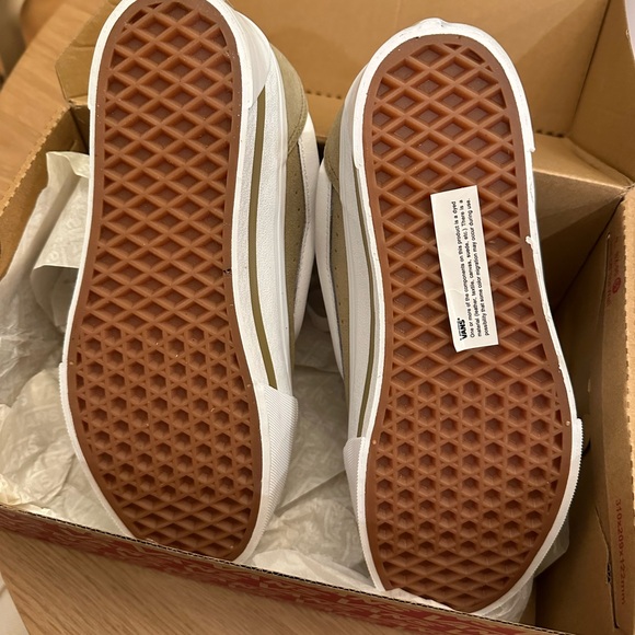 NWT! Women’s Vans Sneakers - size 8.5 - Picture 3 of 5